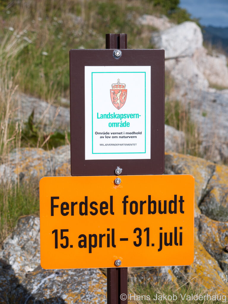 Sign in a nature reserve: No entry between April 15 and July 31