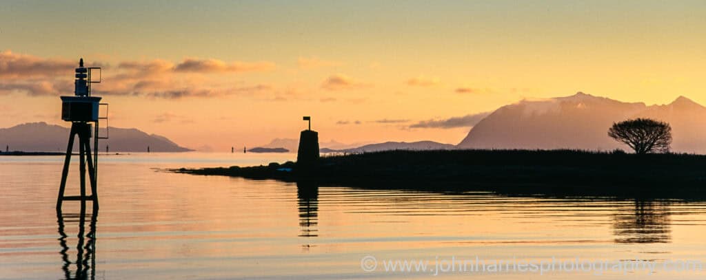 A light on a båke-like structure